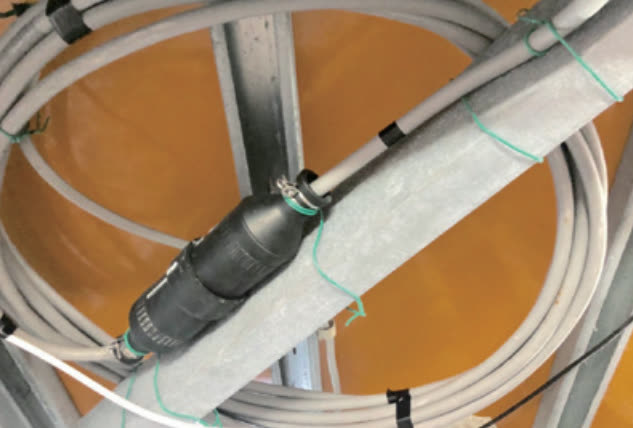 着脱式の電気接続